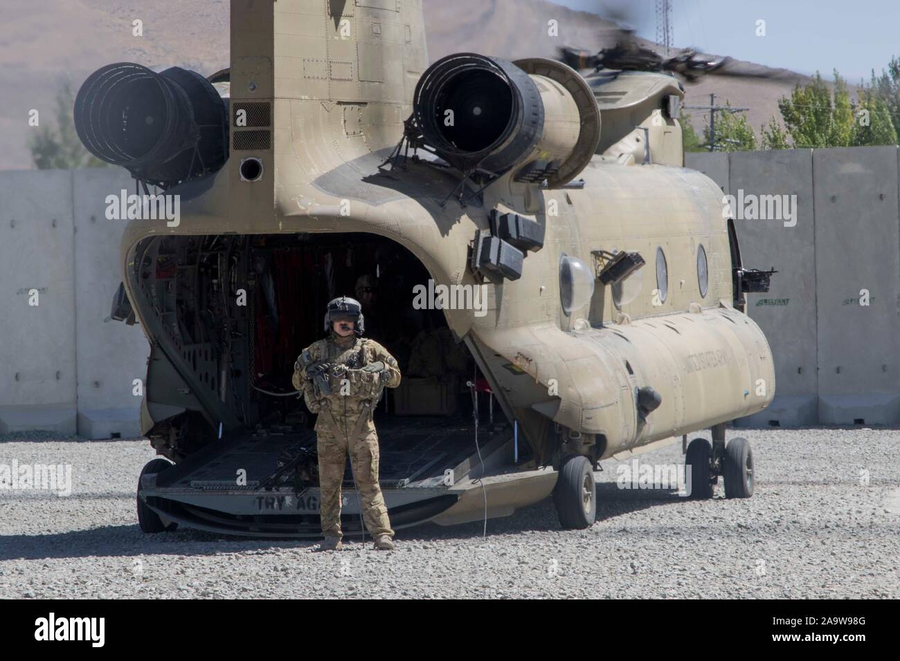 Un hélicoptère CH-47 Chinook de l'équipage vous attend l'autorisation d'embarquer des passagers à Force-Southeast la tâche, l'Afghanistan le 13 septembre 2019. Il y a plusieurs unités fournissant des exigences de l'air à l'appui des opérations soutien résolu et la liberté'S SENTINEL en Afghanistan. (Photo par le Sgt. Nicholas Brown-Bell) Banque D'Images