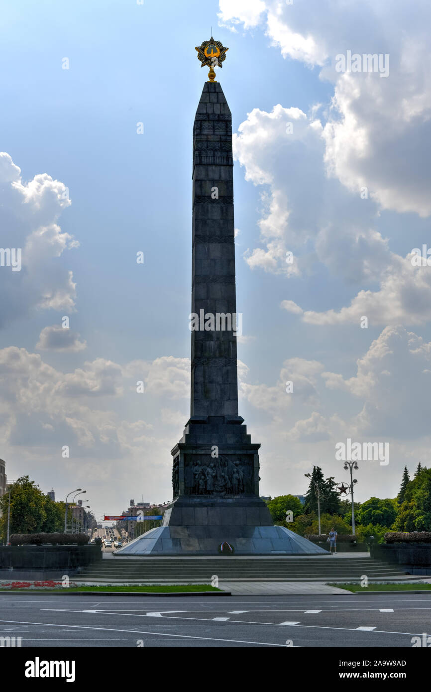 Monument en l'honneur de la victoire dans la seconde guerre mondiale à la place de la Victoire à Minsk, en Biélorussie. Lettres rouge lire 'acte héroïque du peuple est immortel." Banque D'Images