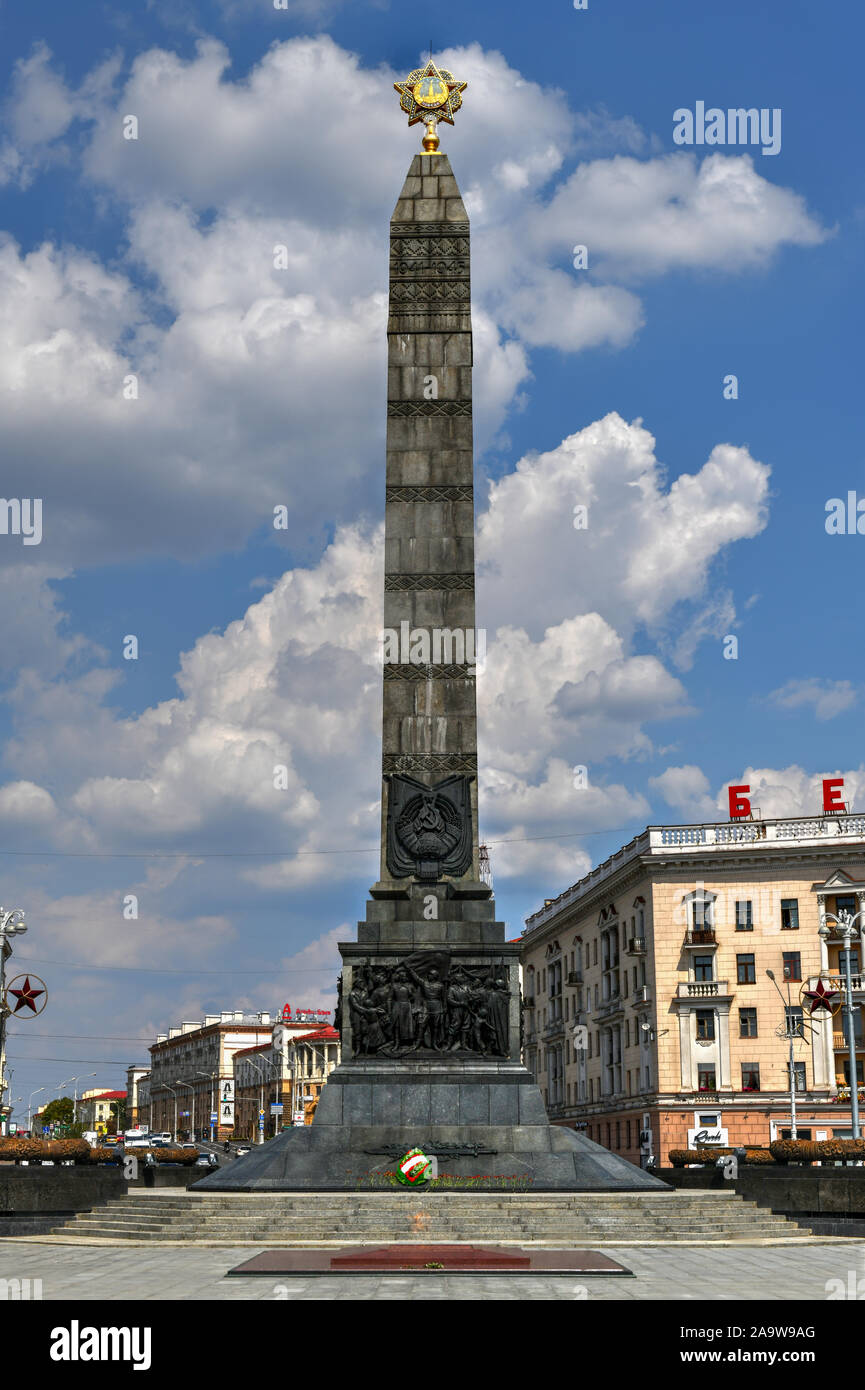 Monument en l'honneur de la victoire dans la seconde guerre mondiale à la place de la Victoire à Minsk, en Biélorussie. Lettres rouge lire 'acte héroïque du peuple est immortel." Banque D'Images