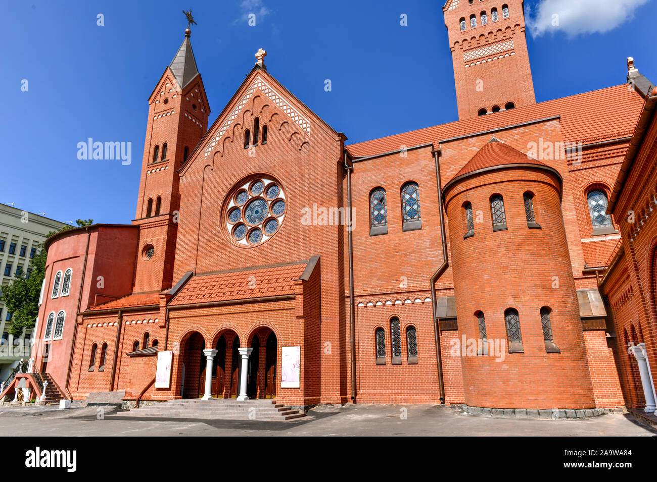 Eglise Rouge ou l'église des Saints Simon et Helen à la place de l'indépendance à Minsk, en Biélorussie. Banque D'Images