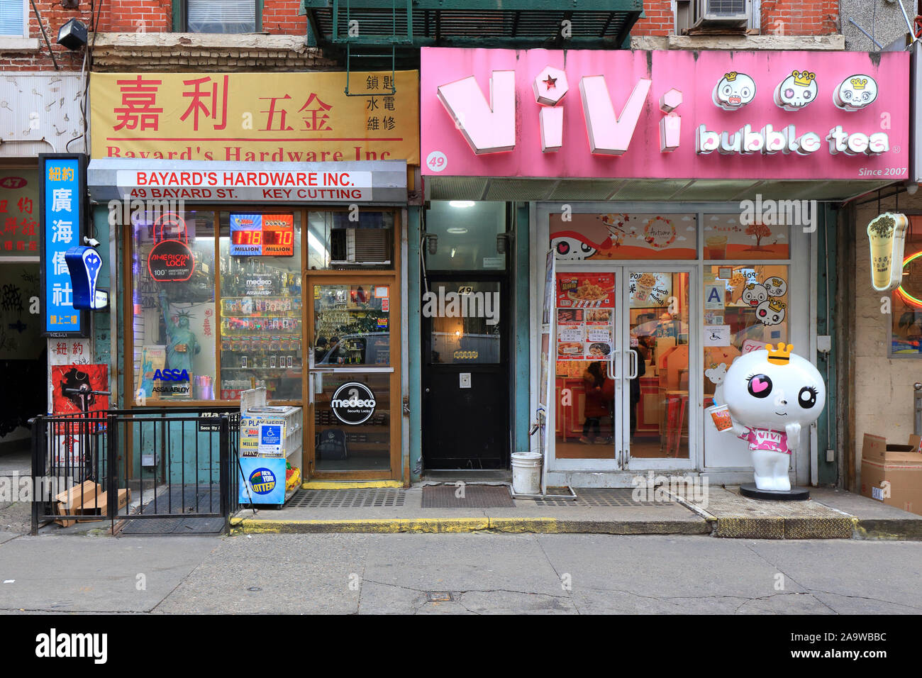 Bayard's Hardware, Vivi Bubble Tea, 49 Bayard Street, New York, NY. vitrines extérieures des commerces locaux dans Manhattan Chinatown 紐約 Banque D'Images