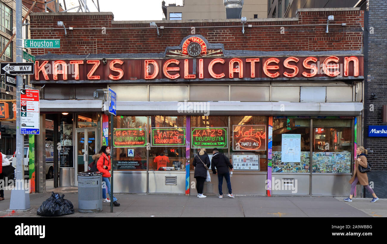 Katz's Delicatessen, 205 East Houston Street, New York. Façade extérieure d'un restaurant traiteur de style casher dans le Lower East Side de Manhattan Banque D'Images
