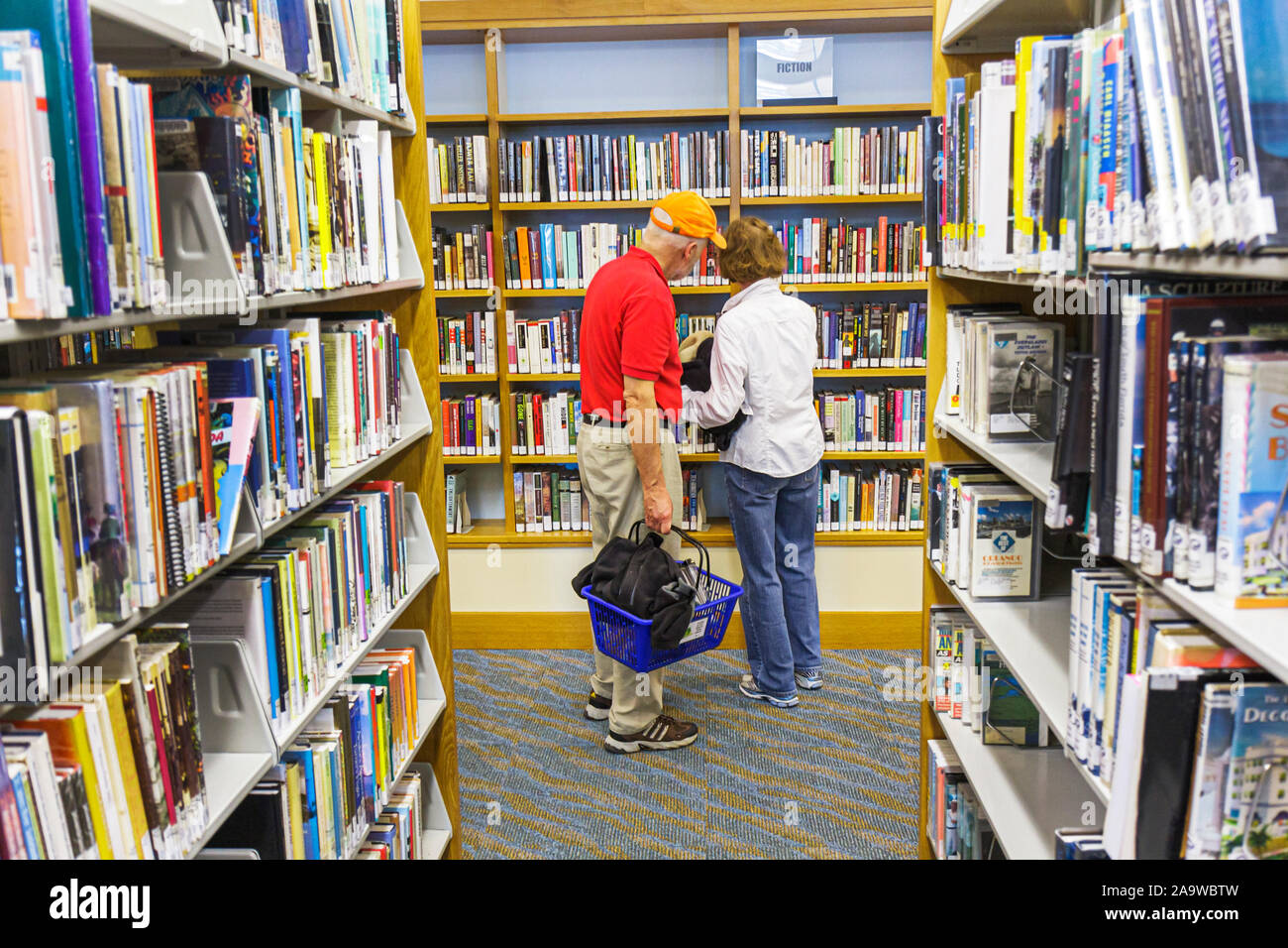 Miami Beach Florida,22nd Street,public Library,homme hommes,femme femmes,livre,livres,étagères,FL100123053 Banque D'Images