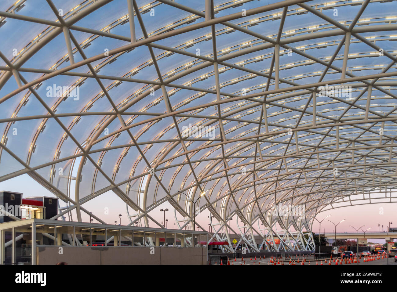 L'Aéroport International de Hartsfield-Jackson Atlanta terminal domestique canopy au lever du soleil à Atlanta, Géorgie. (USA) Banque D'Images