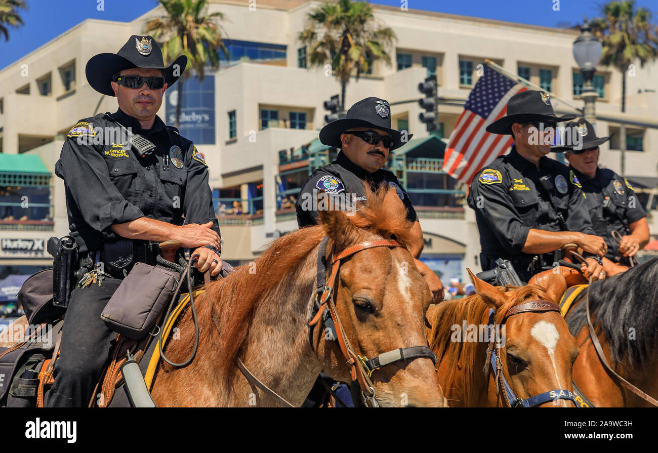 Huntington Beach, USA - Juillet 03, 2017 : des agents de police d'Huntington Beach et Santa Ana de Police l'interaction avec les touristes Banque D'Images