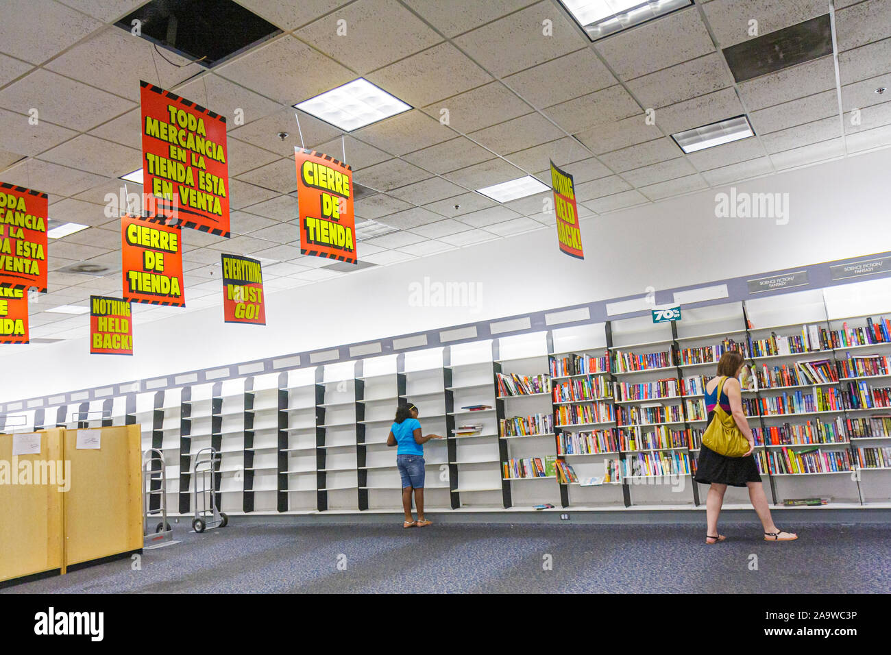 Miami Florida,Hialeah,Westland Mall,Waldenbooks,fermeture de magasin,vente en liquidation,livre,livres,étagères vides,shopping shopper shoppers shop marque du marché Banque D'Images