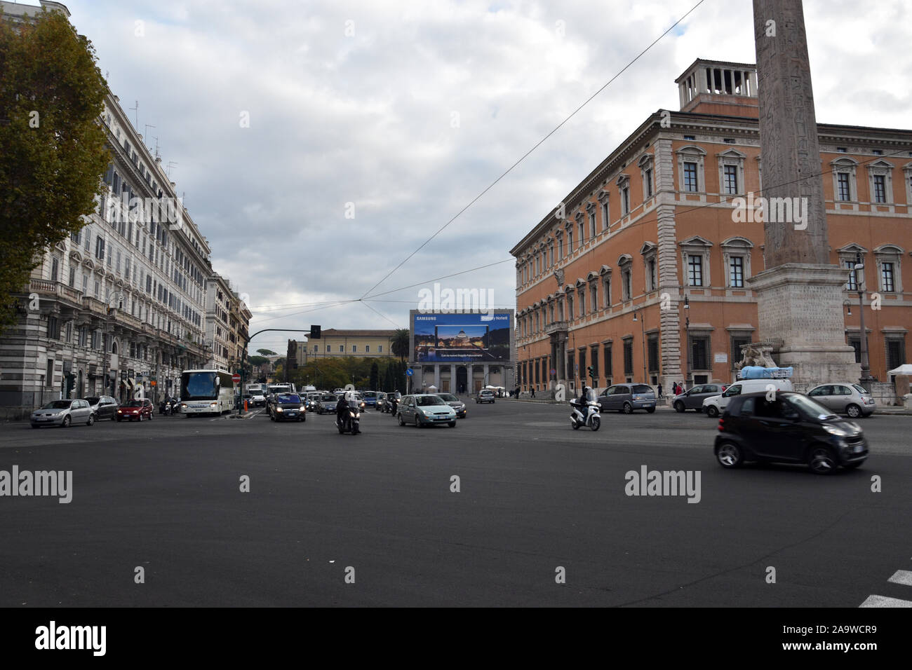 Trafic par la place Saint-Jean à Latran sur la colline Caelienne, Rome, Italie. Banque D'Images