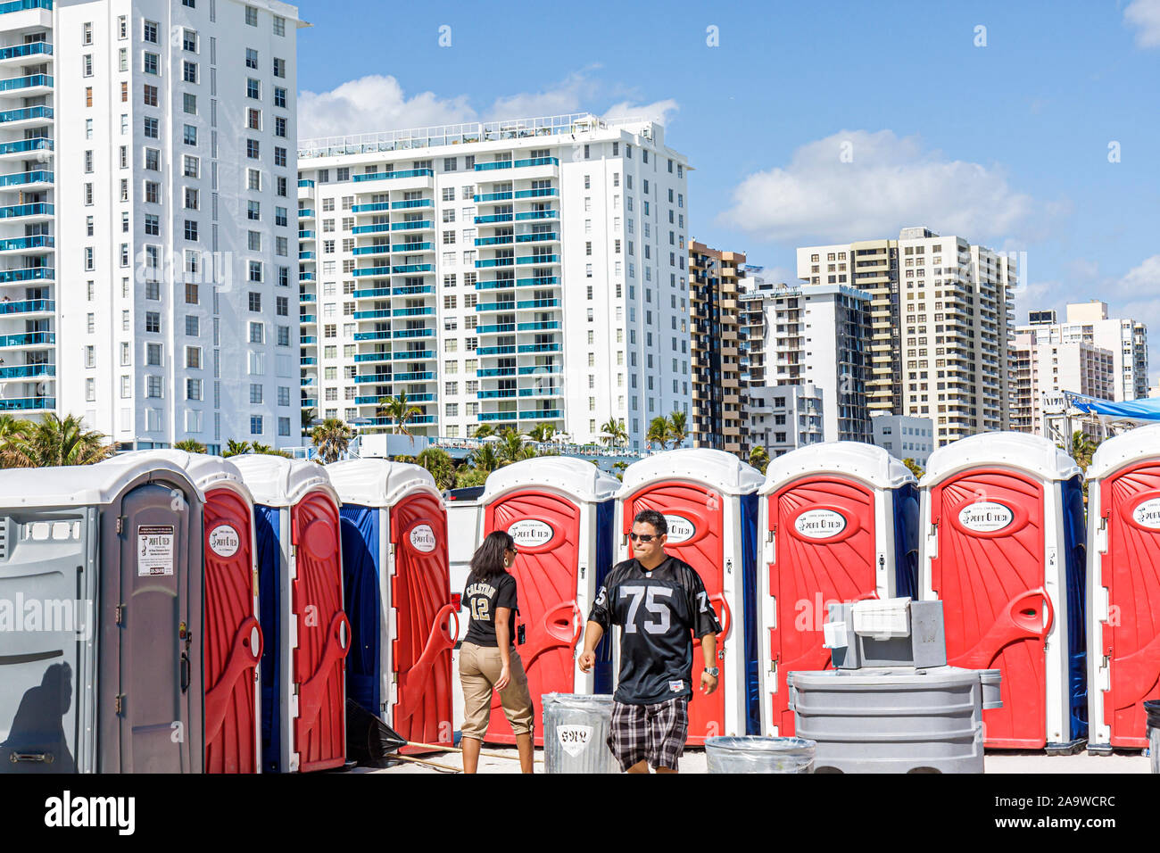 Miami Beach Florida,Super Bowl XLIV week,NFL,football,marketing produit,toilettes portables,gratte-ciel gratte-ciel de hauteur gratte-ciel bâtiment bâtiments conci Banque D'Images