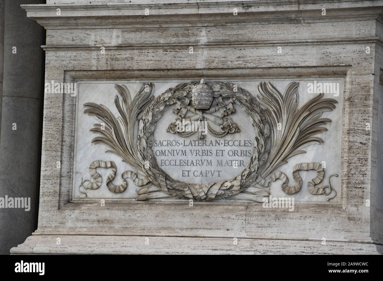 Couronne de Laurel et tiara papale à la Cathédrale du très Saint Sauveur et des Saints Jean-Baptiste et évangéliste du Latran, Rome, Italie. Banque D'Images