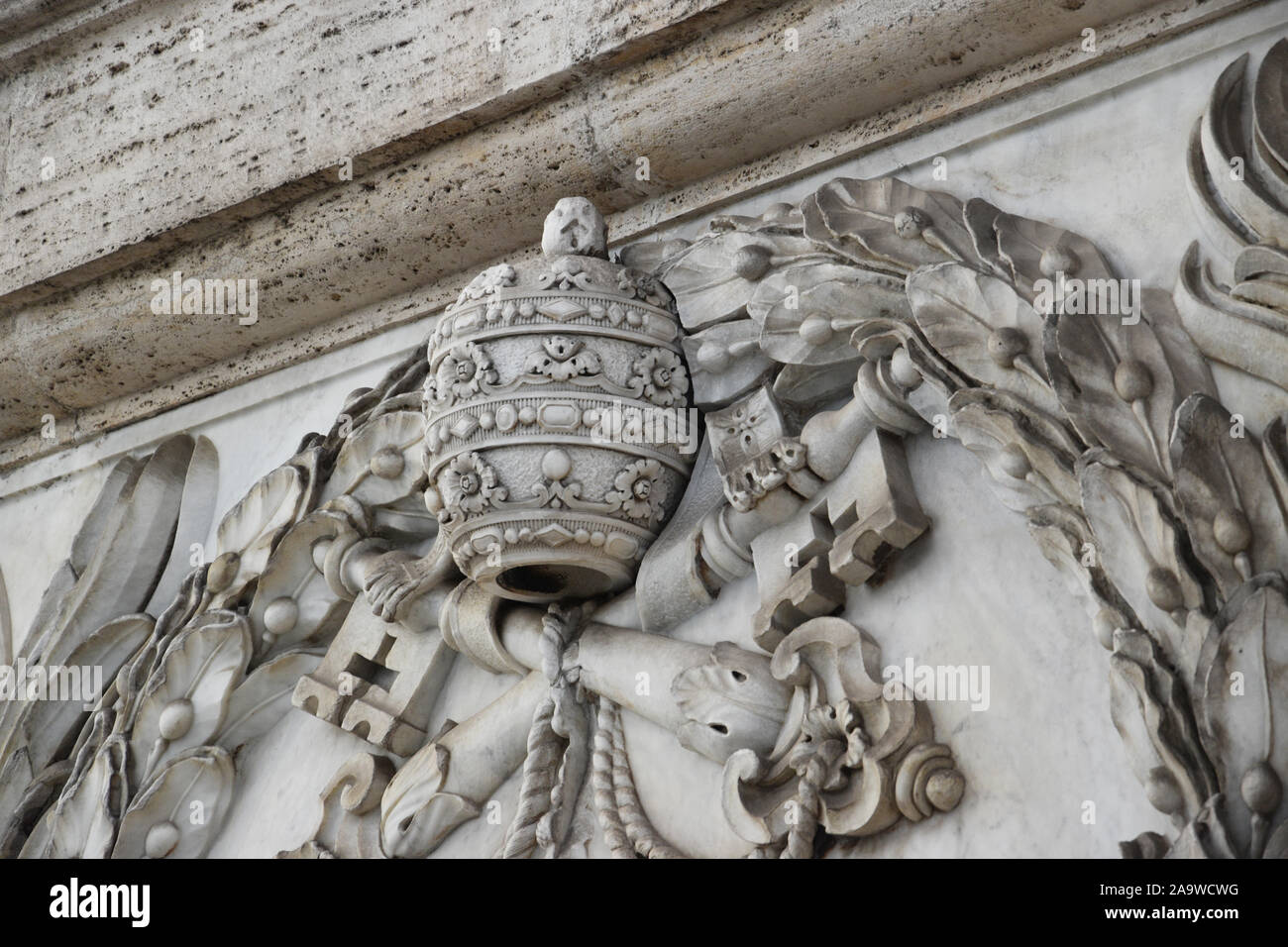 Tiara papale et armoiries à la Cathédrale du très Saint Sauveur et des Saints Jean-Baptiste et évangéliste du Latran, Rome, Italie. Banque D'Images