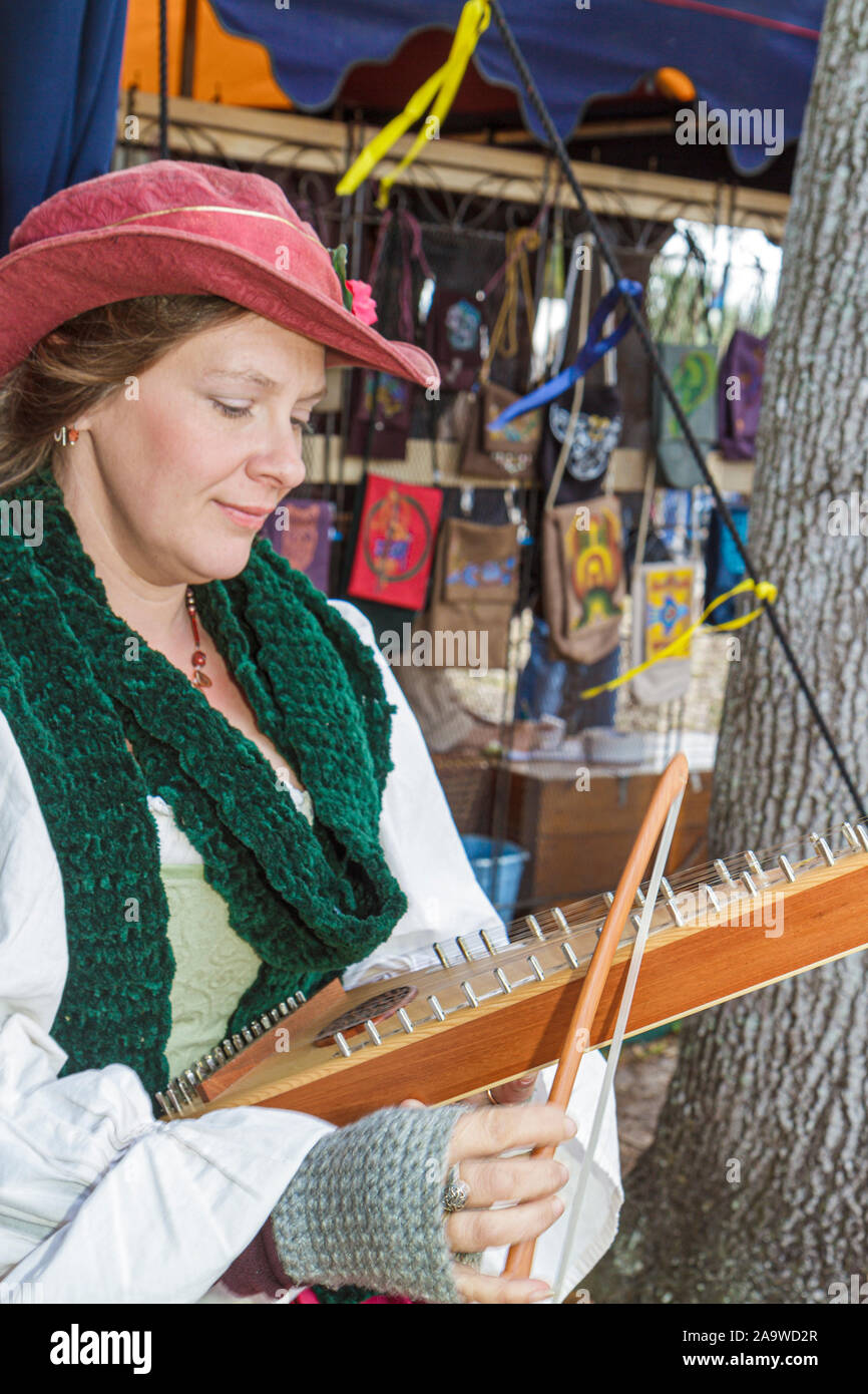 Deerfield Beach Florida, Quiet Waters Park, Florida Renaissance Festival, adultes femme femme femme femme dame, psaltry baduré, instrument de musique, instrumenmen Banque D'Images