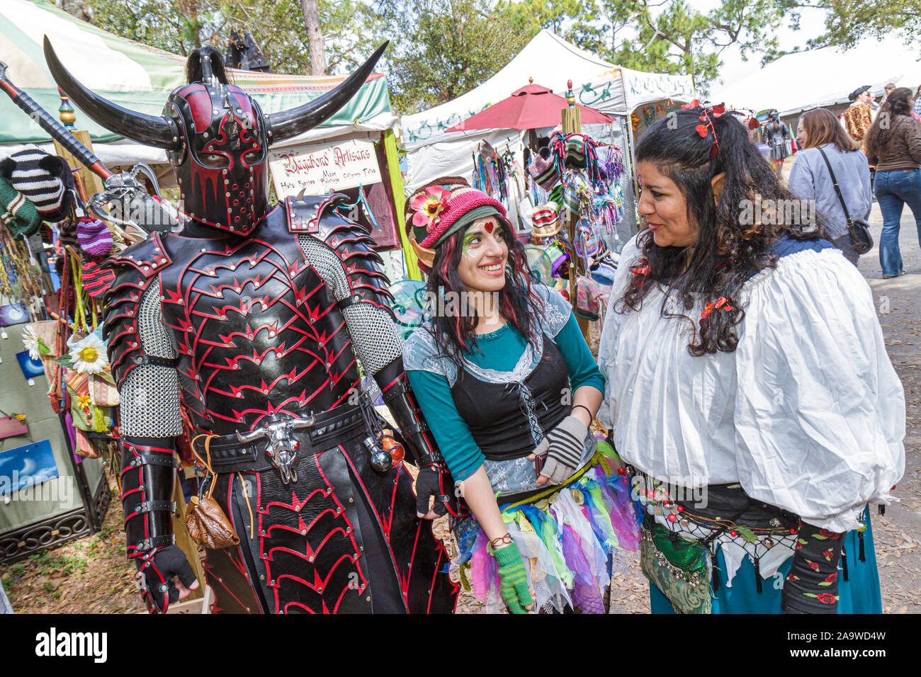 Deerfield Beach Florida, Quiet Waters Park, Florida Renaissance Festival, costume, homme hommes, guerrier, femme femmes, Viking Horned casque, FL10021406 Banque D'Images Deerfield Beach Florida, Quiet Waters Park, Florida Renaissance Festival, costume, homme hommes, guerrier, femme femmes, Viking Horned casque, FL10021406 Banque D'Images