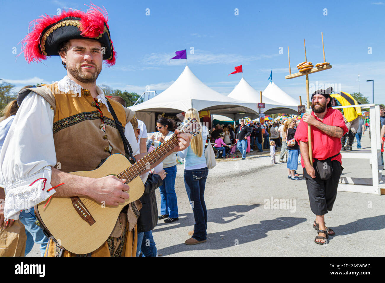 Deerfield Beach Florida, Quiet Waters Park, Florida Renaissance Festival, costume, adultes homme hommes hommes, guitare, visiteurs voyage visite touristique Banque D'Images Deerfield Beach Florida, Quiet Waters Park, Florida Renaissance Festival, costume, adultes homme hommes hommes, guitare, visiteurs voyage visite touristique Banque D'Images
