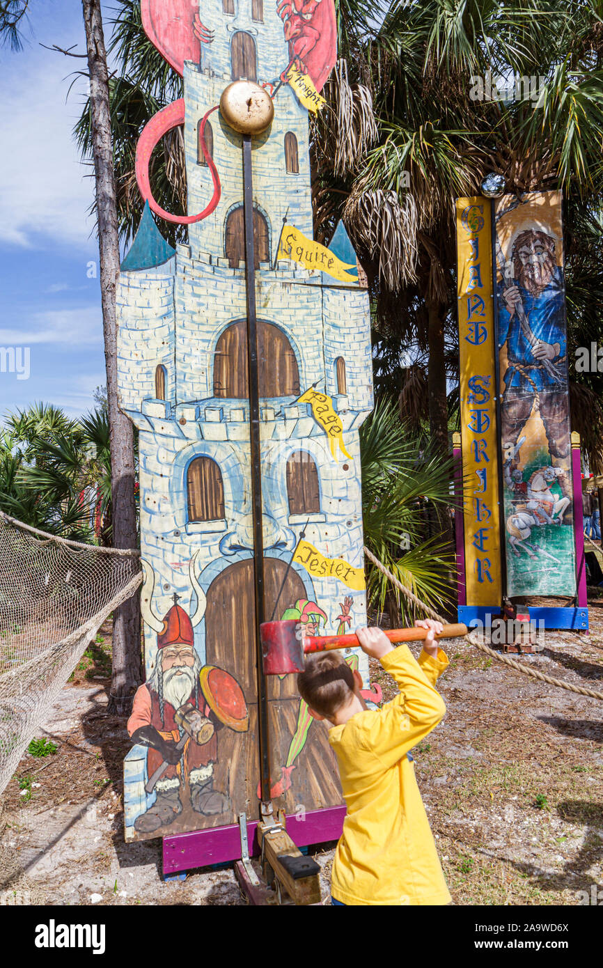 Deerfield Beach Florida, Quiet Waters Park, Florida Renaissance Festival, essai de force, sledgehammer, cloche, les visiteurs Voyage tourisme touristique Banque D'Images