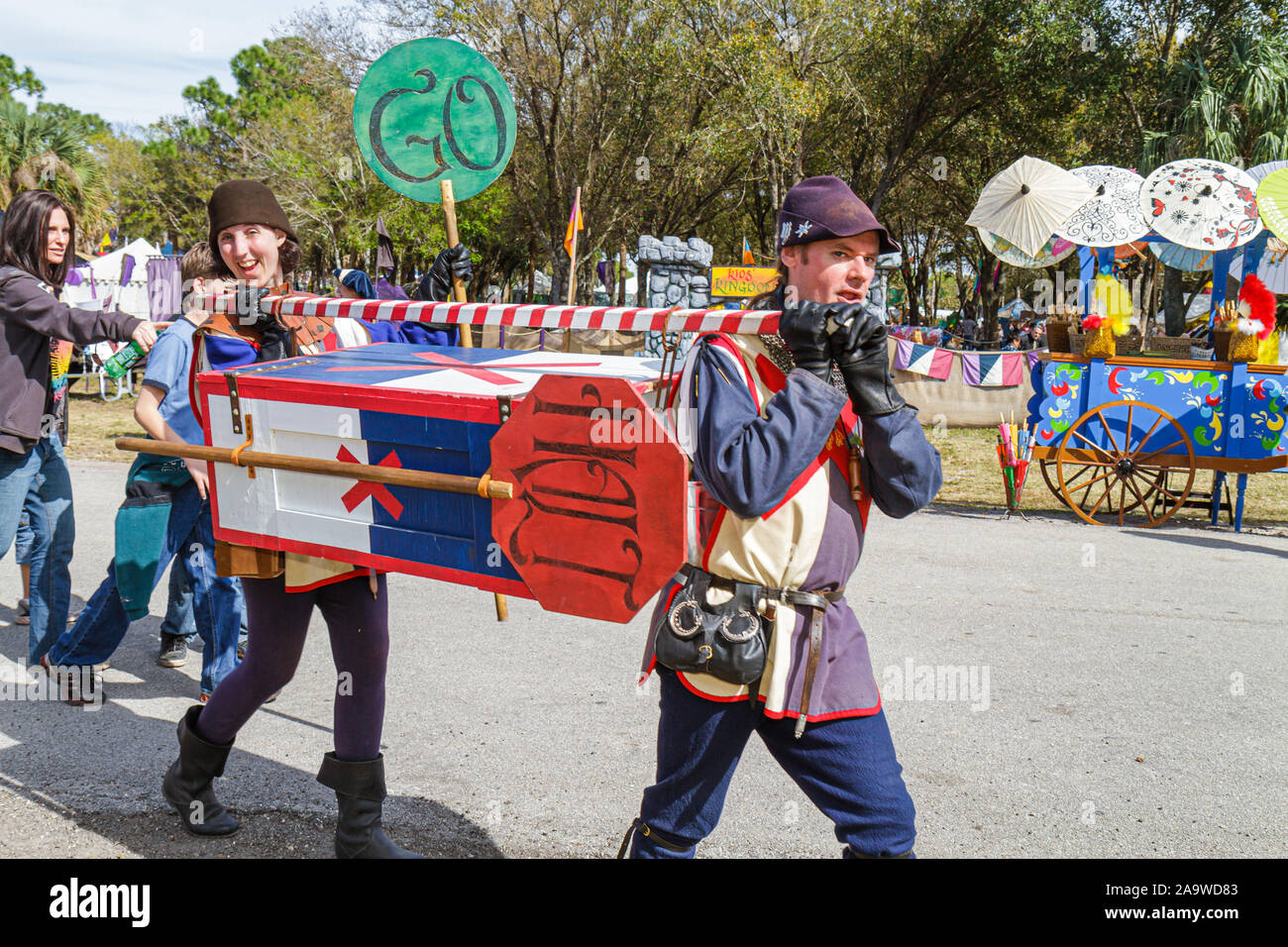 Deerfield Beach Florida, Quiet Waters Park, Florida Renaissance Festival, costume, adultes homme hommes, femme femme femme femme dame, visiteurs voyage trave Banque D'Images Deerfield Beach Florida, Quiet Waters Park, Florida Renaissance Festival, costume, adultes homme hommes, femme femme femme femme dame, visiteurs voyage trave Banque D'Images