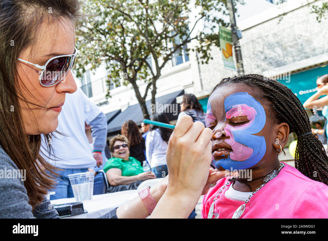 Miami Florida,Coral Gables,Carnaval on the Mile,Hispanic Latin Latino immigrants ethniquement minoritaires,festival,visage painting,Black Blacks African Banque D'Images