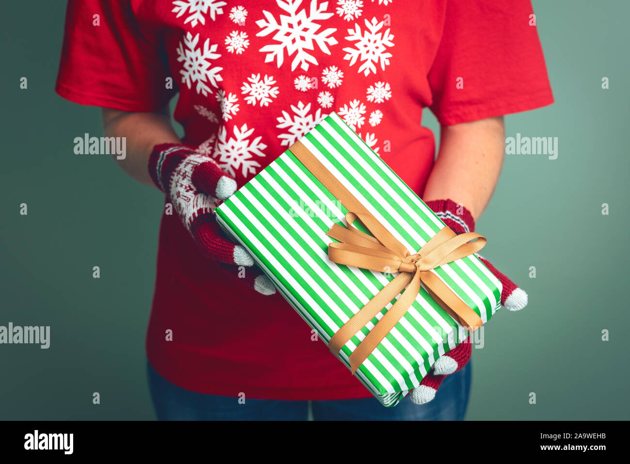 Girl holding une boîte avec un cadeau pour Noël 2019. Banque D'Images