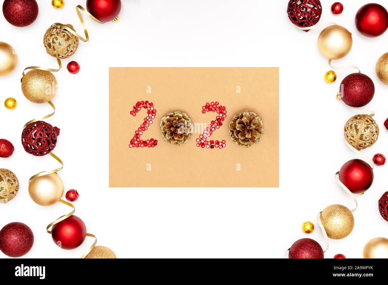 2020 a fait des étincelles rouges décoratifs et des jouets de Noël sur l'artisanat feuille de papier. À partir de la trame des boules de noël. Bonne année 2020 concept Banque D'Images