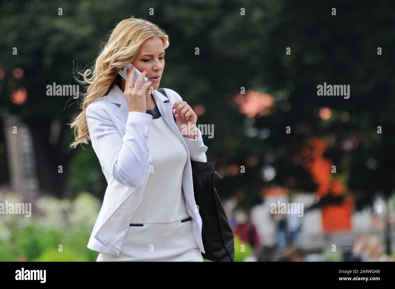 Femme blonde russe. Gorky Park, Moscou, Russie Banque D'Images