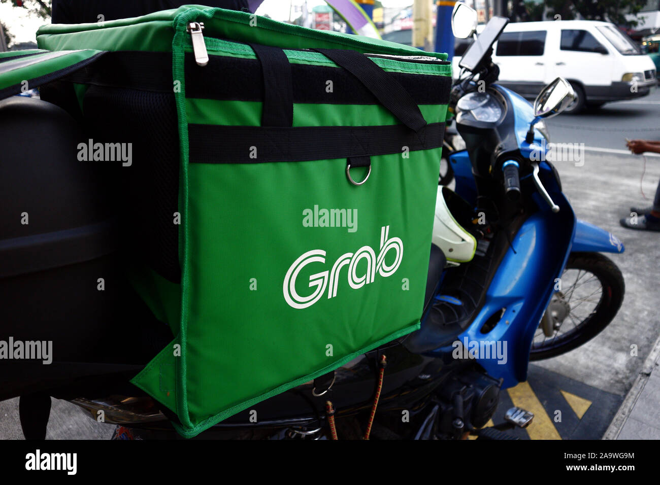 ANTIPOLO CITY, PHILIPPINES - 16 NOVEMBRE 2019 : Le logo d'une entreprise de service de livraison d'aliments populaires sur la livraison d'une moto. Banque D'Images