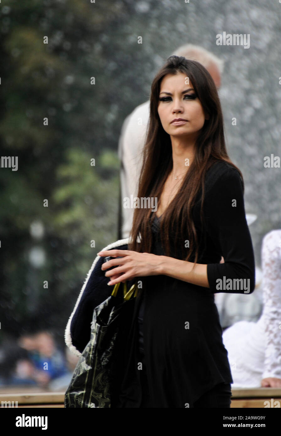 Brunette femme russe. Gorky Park, Moscou, Russie Banque D'Images