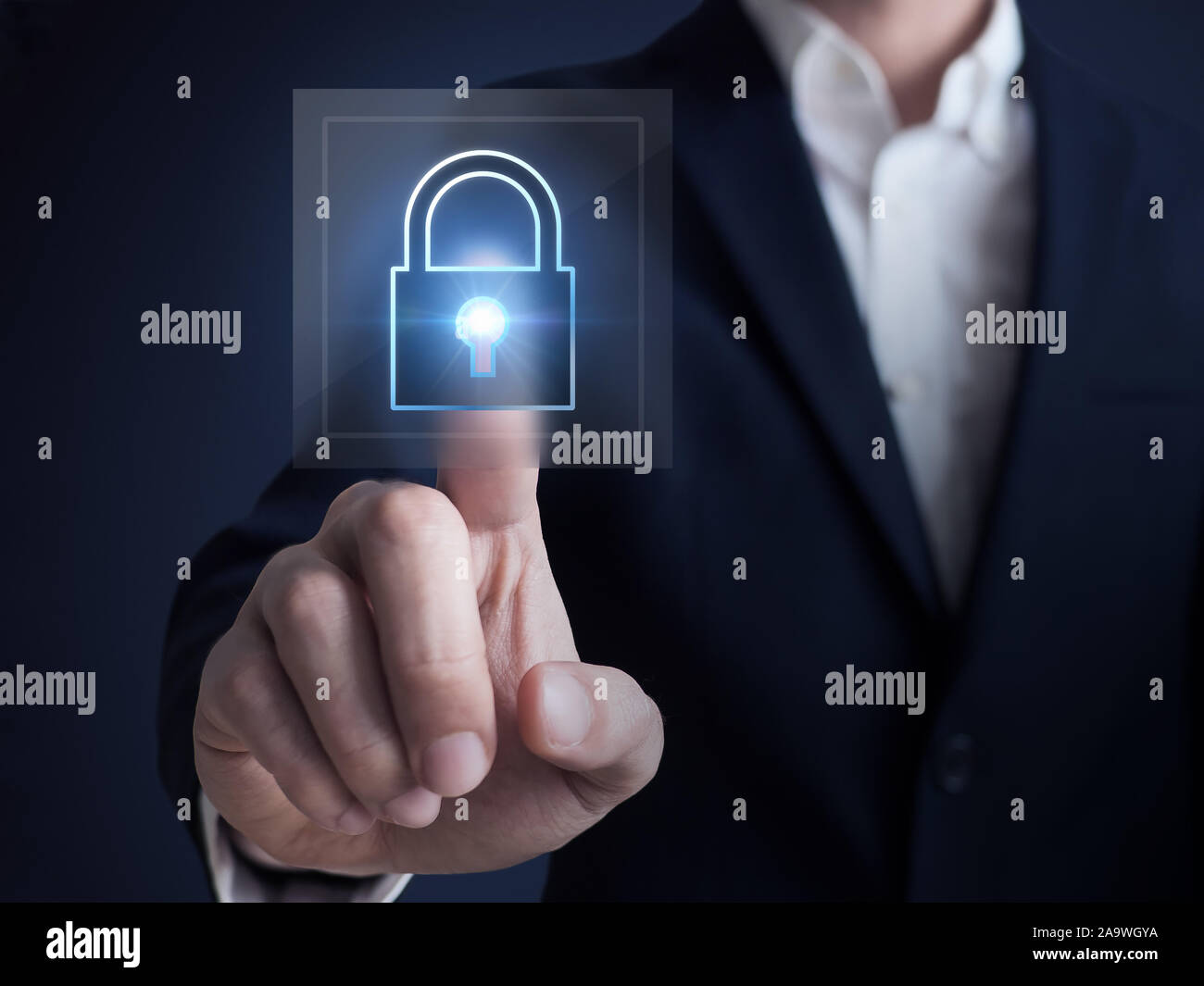 Concept de sécurité réseau cybernétique., homme d'appuyant sur l'icône de verrouillage Banque D'Images