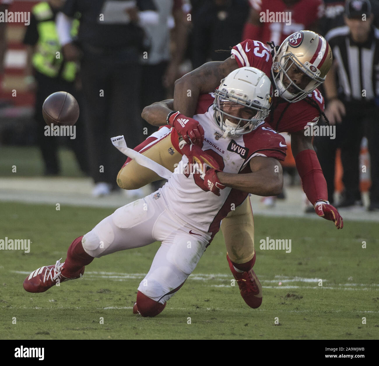 Santa Clara, États-Unis. 17 novembre, 2019. San Francisco 49ers Richard évoluait Sherman (25)commet une passe d'ingérence contre Arizona Cardinals wide receiver Christian Kirk (13) dans le deuxième trimestre à Levi's Stadium à Santa Clara, Californie le dimanche, Novembre 17, 2019. Les 49ers défait les cardinaux 36-26 pour aller 9-1. Photo par Terry Schmitt/UPI UPI : Crédit/Alamy Live News Banque D'Images