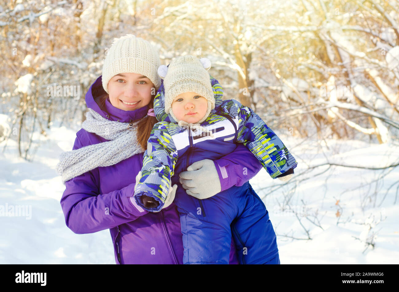 Mère et bébé dans winter park Banque D'Images