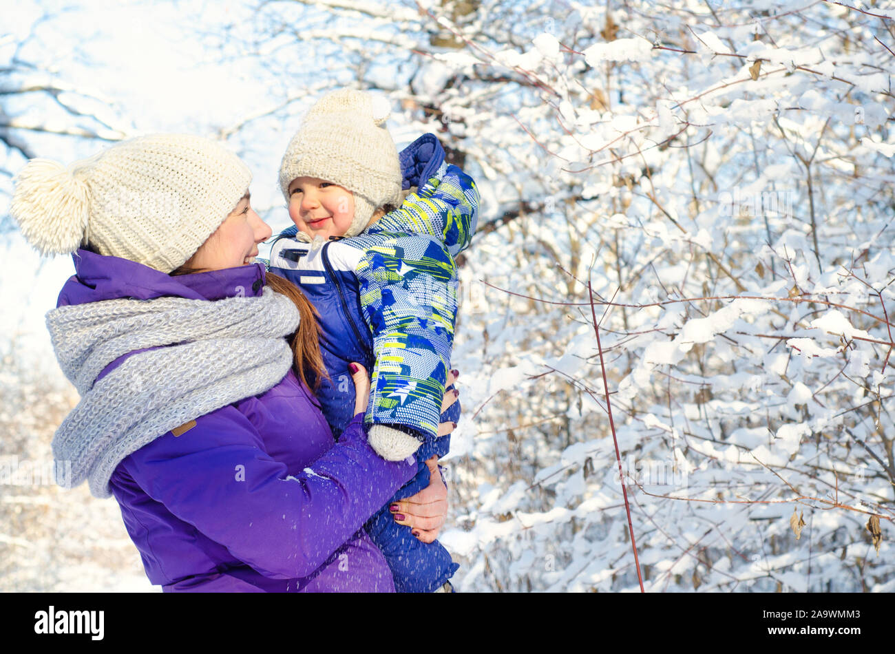 Mère et bébé dans winter park Banque D'Images