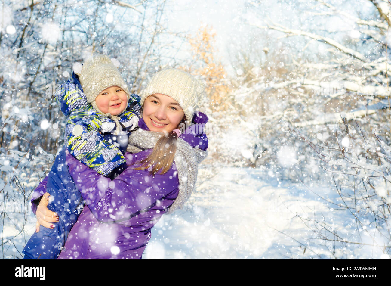 Mère et bébé dans winter park Banque D'Images