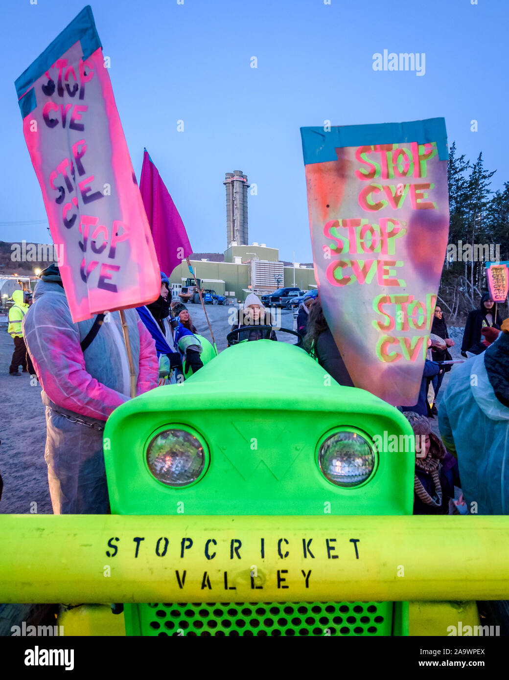 New York, USA. 16 Nov, 2019. Les résidents touchés et partisans de partout dans le nord-est, y compris les agriculteurs locaux, utilisé un blocus et grimpa à un tracteur 275ft de haut cheminée d'arrêter la construction de la vallée de Cricket fracturée centrale à gaz le 6 novembre 2019, citant la grande contribution au changement climatique et la pollution atmosphérique locale, appelant les gouverneur Cuomo pour arrêter la centrale électrique au gaz fracturée pour de bon. Un total de 29 manifestants ont été arrêtés. Crédit : Erik McGregor/ZUMA/Alamy Fil Live News Banque D'Images