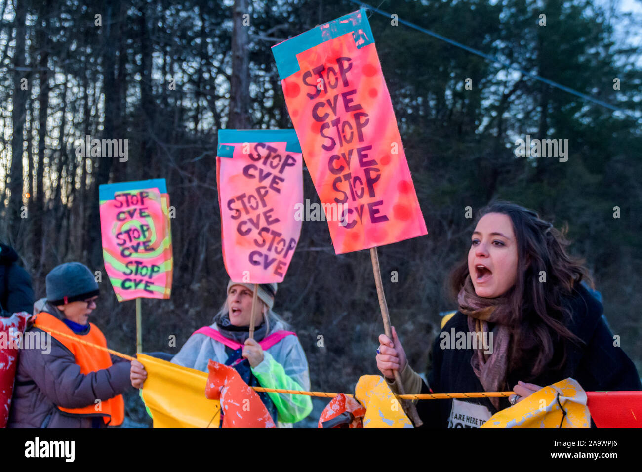 New York, USA. 16 Nov, 2019. Les résidents touchés et partisans de partout dans le nord-est, y compris les agriculteurs locaux, utilisé un blocus et grimpa à un tracteur 275ft de haut cheminée d'arrêter la construction de la vallée de Cricket fracturée centrale à gaz le 6 novembre 2019, citant la grande contribution au changement climatique et la pollution atmosphérique locale, appelant les gouverneur Cuomo pour arrêter la centrale électrique au gaz fracturée pour de bon. Un total de 29 manifestants ont été arrêtés. Crédit : Erik McGregor/ZUMA/Alamy Fil Live News Banque D'Images