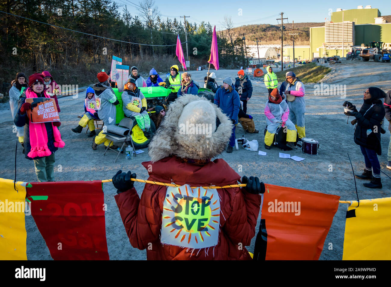 New York, USA. 16 Nov, 2019. Les résidents touchés et partisans de partout dans le nord-est, y compris les agriculteurs locaux, utilisé un blocus et grimpa à un tracteur 275ft de haut cheminée d'arrêter la construction de la vallée de Cricket fracturée centrale à gaz le 6 novembre 2019, citant la grande contribution au changement climatique et la pollution atmosphérique locale, appelant les gouverneur Cuomo pour arrêter la centrale électrique au gaz fracturée pour de bon. Un total de 29 manifestants ont été arrêtés. Crédit : Erik McGregor/ZUMA/Alamy Fil Live News Banque D'Images