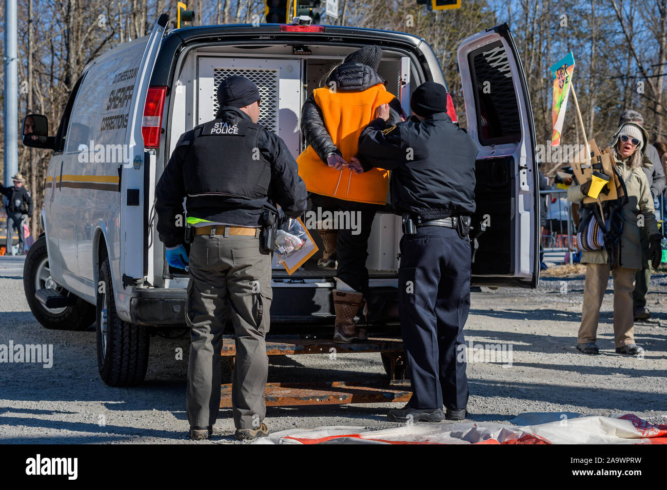 New York, USA. 16 Nov, 2019. Les résidents touchés et partisans de partout dans le nord-est, y compris les agriculteurs locaux, utilisé un blocus et grimpa à un tracteur 275ft de haut cheminée d'arrêter la construction de la vallée de Cricket fracturée centrale à gaz le 6 novembre 2019, citant la grande contribution au changement climatique et la pollution atmosphérique locale, appelant les gouverneur Cuomo pour arrêter la centrale électrique au gaz fracturée pour de bon. Un total de 29 manifestants ont été arrêtés. Crédit : Erik McGregor/ZUMA/Alamy Fil Live News Banque D'Images