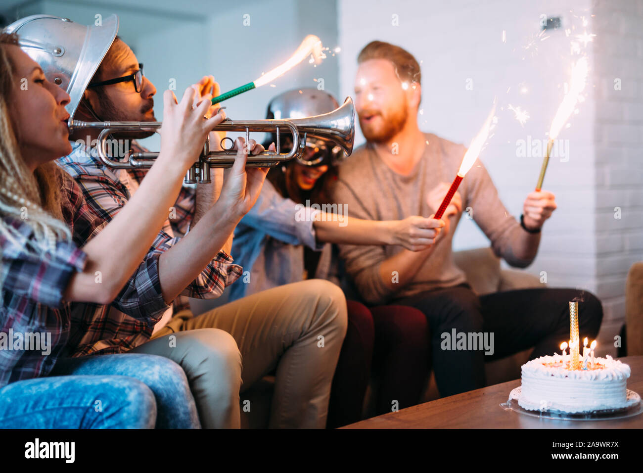 Group of friends celebrating birthday ensemble à la maison Banque D'Images