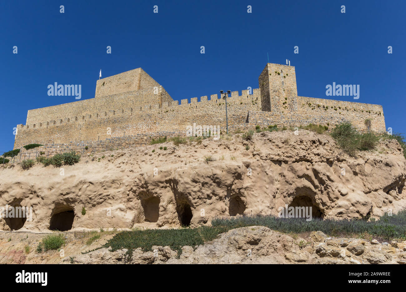 Château historique en haut de la colline à Alcaudete, Espagne Banque D'Images