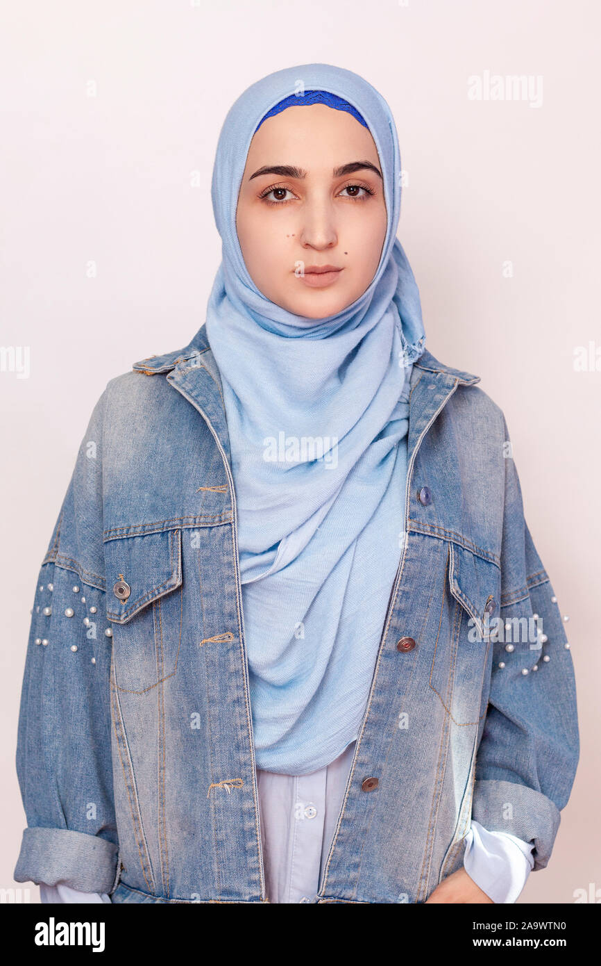 Fashion portrait d'une élégante jeune fille musulmane dans un jean veste.  Moderne et jeune fille moyen-orientale portant un hijab avec une veste en  jean. Mélange des cultures Photo Stock - Alamy