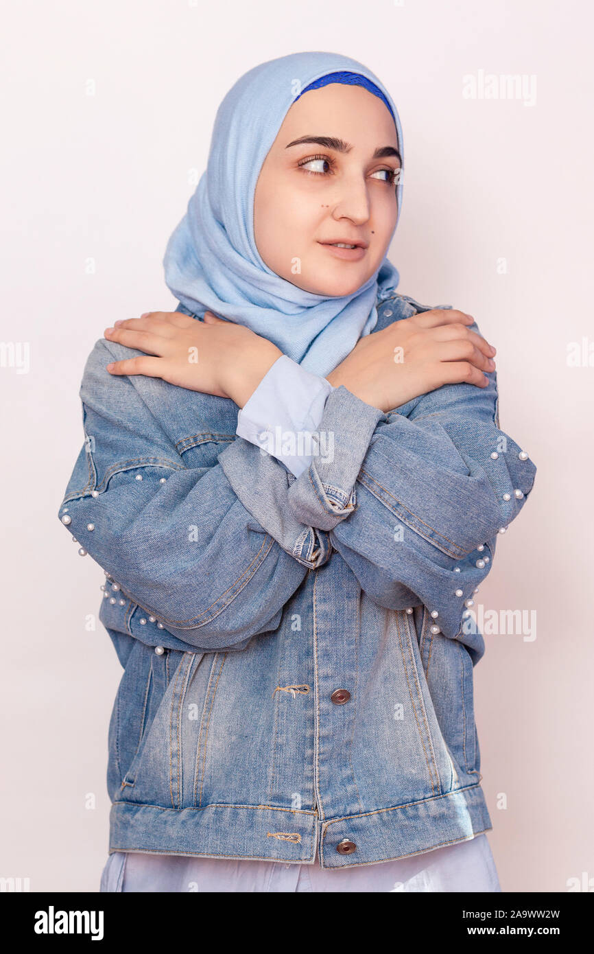 Fashion portrait d'une élégante jeune fille musulmane dans un jean veste.  Moderne et jeune fille moyen-orientale portant un hijab avec une veste en  jean. Mélange des cultures Photo Stock - Alamy