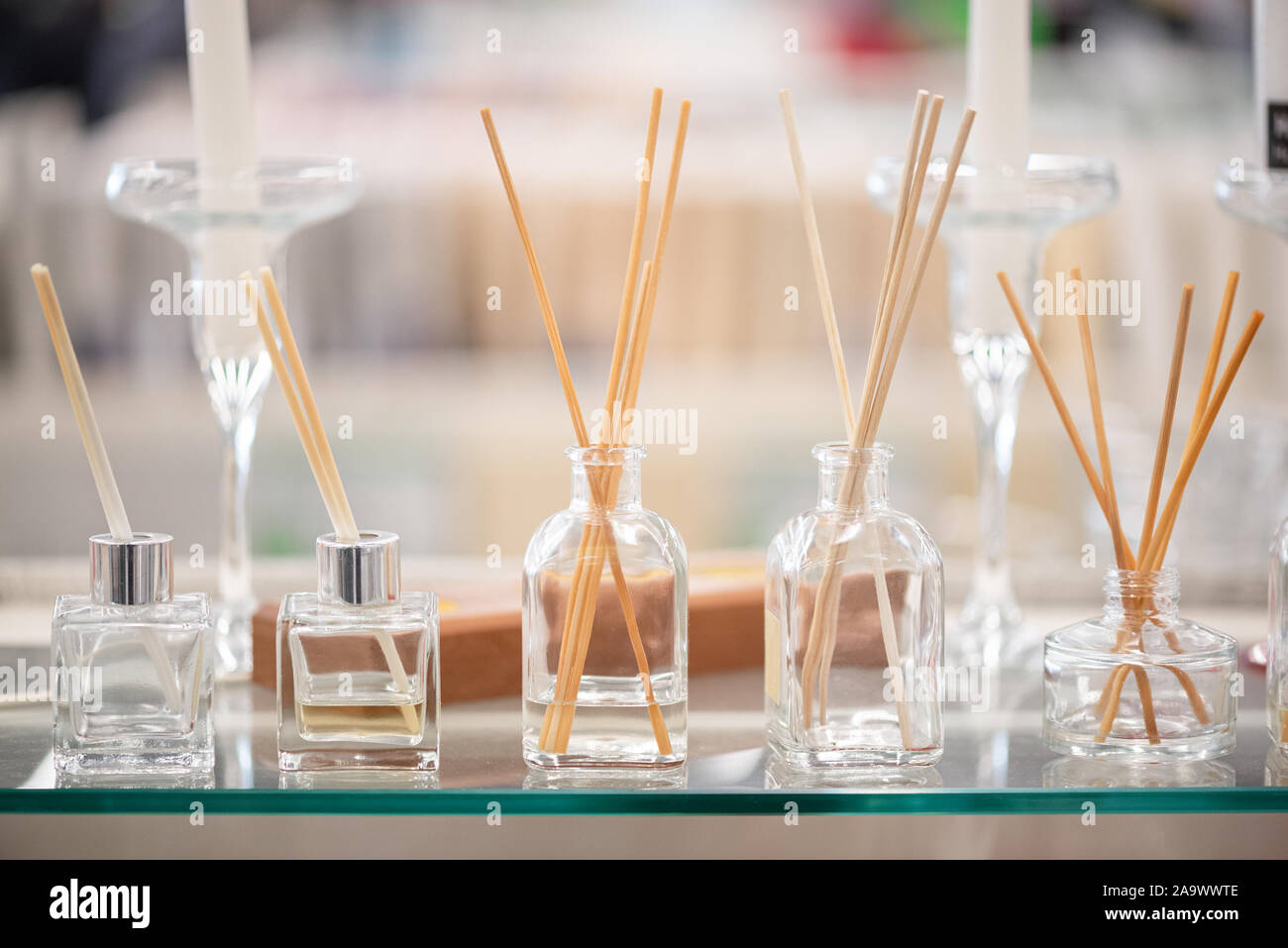 Arôme d'encens bâtons dans les bouteilles dans des bouteilles sur un comptoir de magasin. Banque D'Images