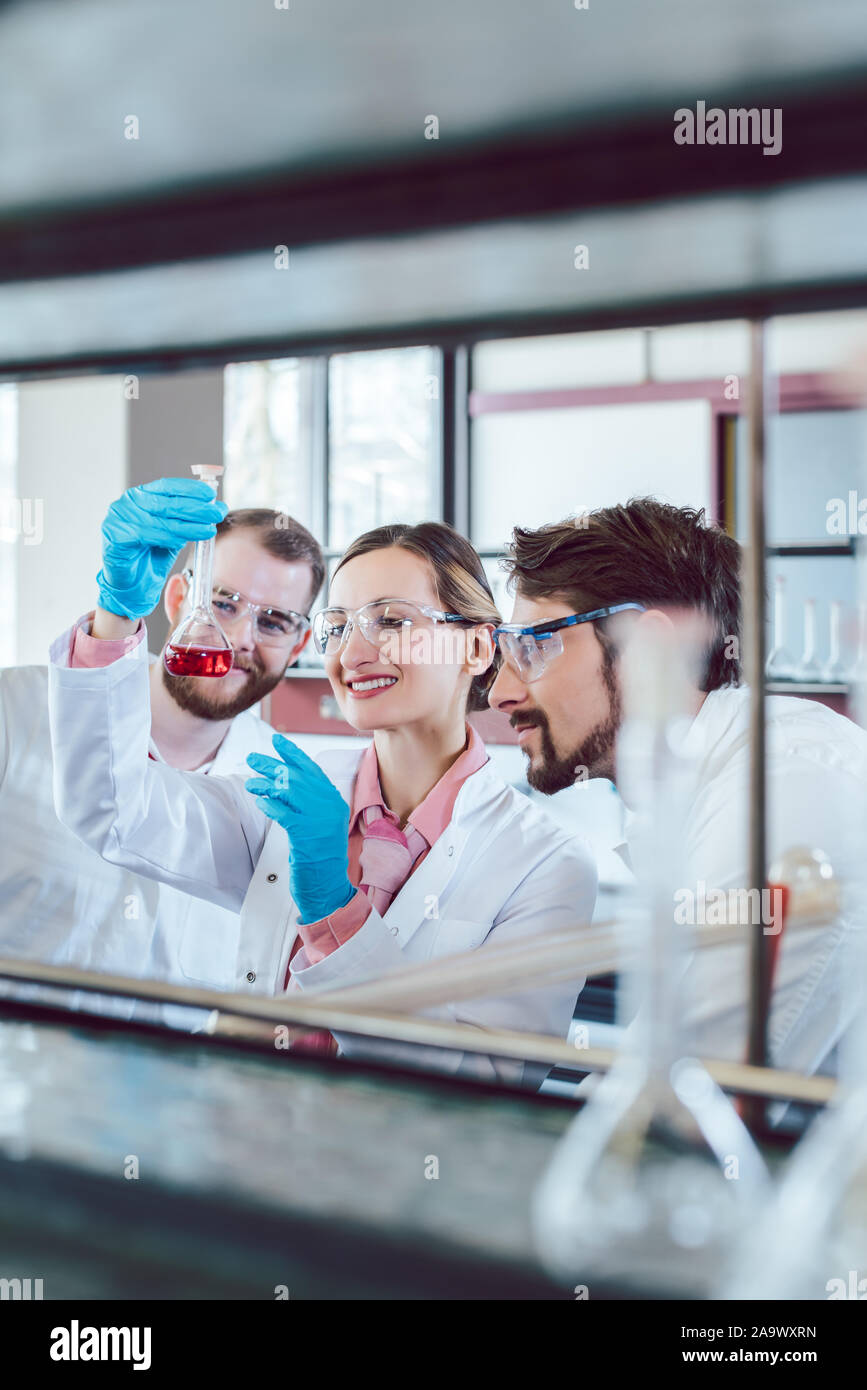 Les chimistes scientifique synthèse d'un nouveau composé Banque D'Images