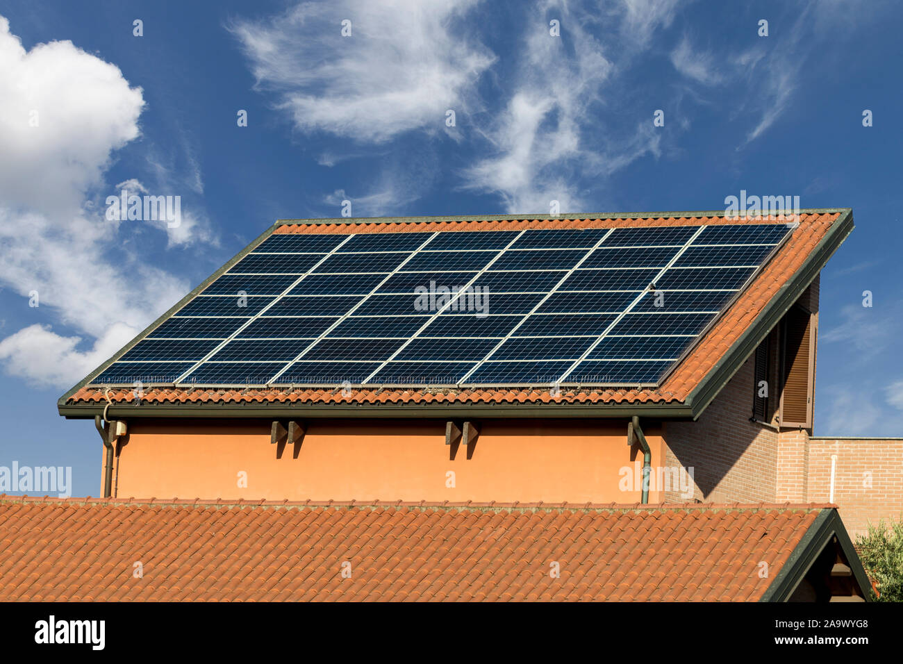 Panneau solaire sur toit contre ciel bleu Banque D'Images