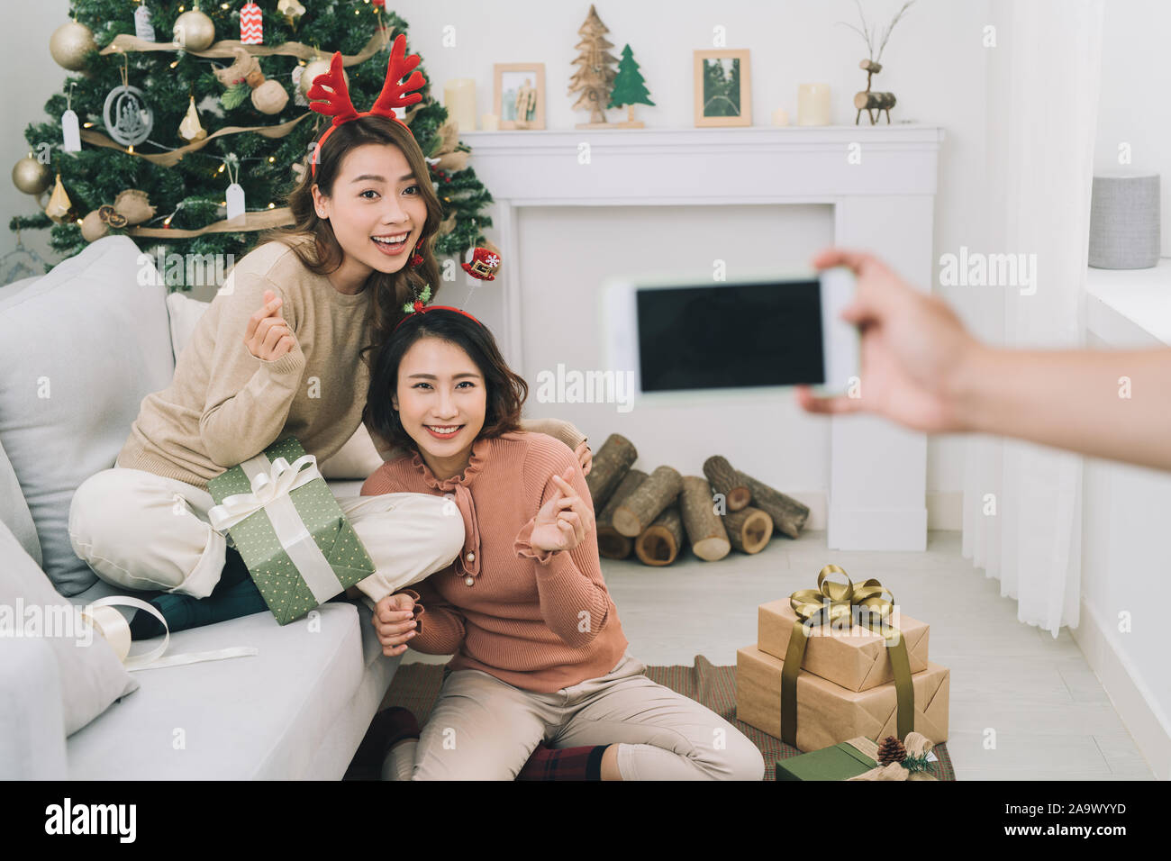L'échange de cadeaux copines asiatiques attrayant à la maison la veille de Noël Banque D'Images