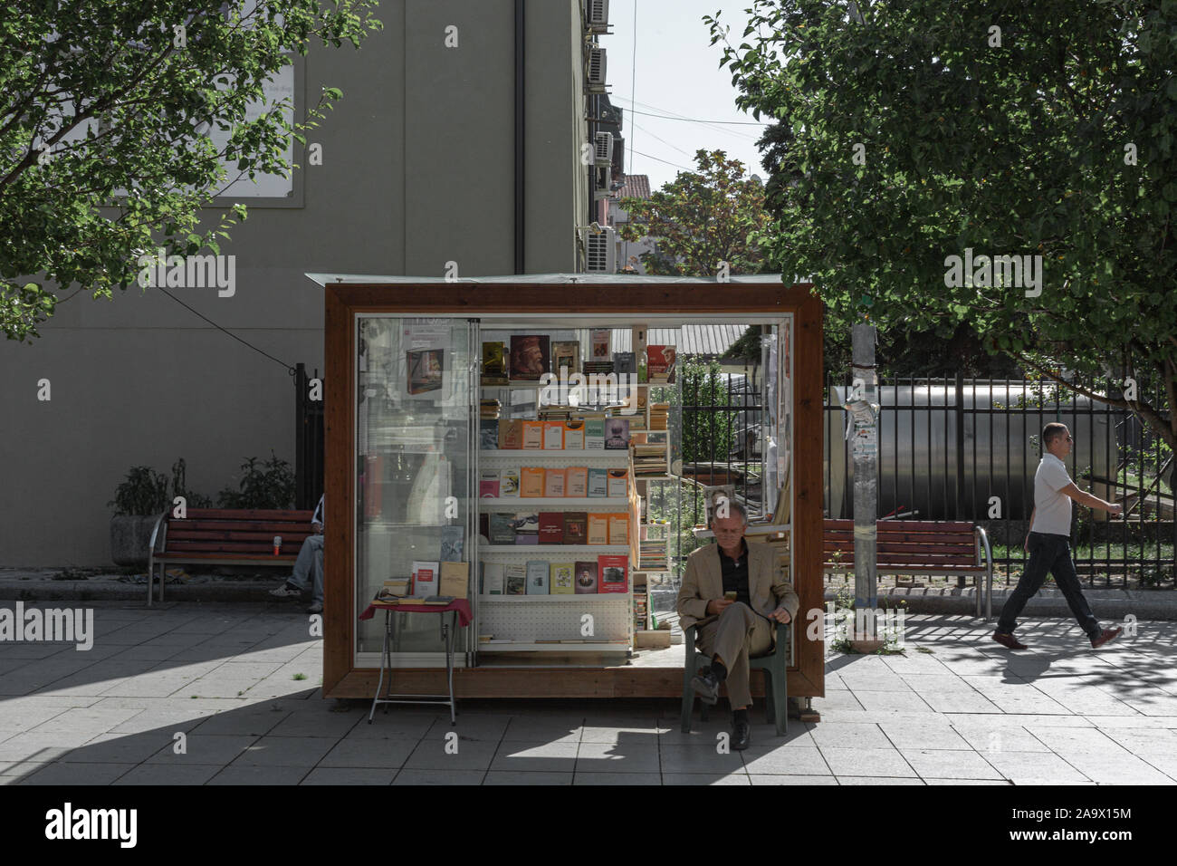 Vieil homme vendant des livres à Pristina Banque D'Images