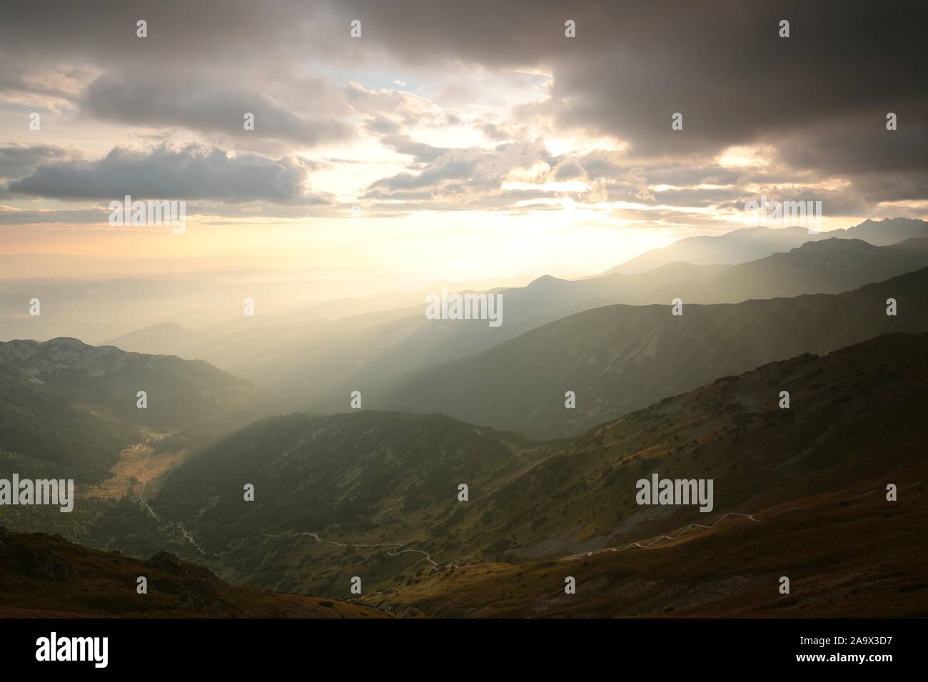 Lever du soleil sur la vallée dans les montagnes Tatra. Les Tatras sont les plus hauts sommets des Carpates sur le Polish-Slovak frontière. Banque D'Images