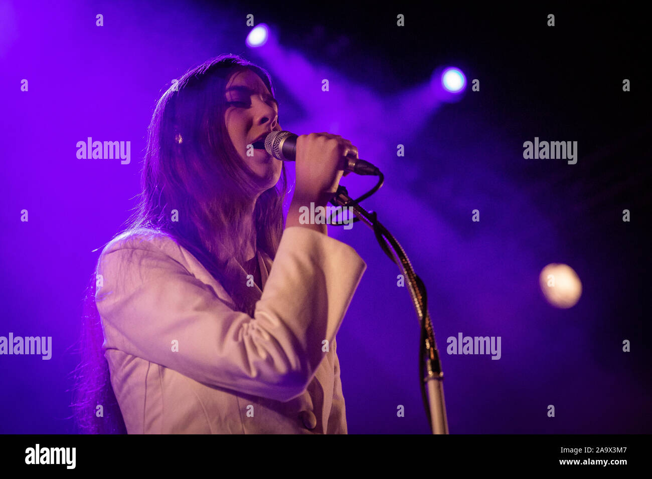 Oslo, Norvège. 17 novembre, 2019. Le chanteur, auteur-compositeur et musicien Weyes Blood effectue un concert live au Parkteatret à Oslo. (Photo crédit : Gonzales Photo/Tord Litleskare/Alamy Live News). Banque D'Images