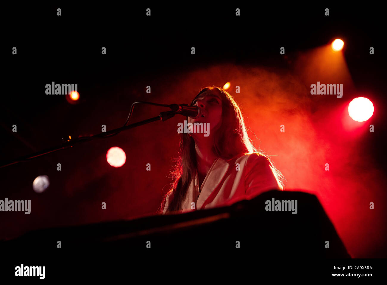 Oslo, Norvège. 17 novembre, 2019. Le chanteur, auteur-compositeur et musicien Weyes Blood effectue un concert live au Parkteatret à Oslo. (Photo crédit : Gonzales Photo/Tord Litleskare/Alamy Live News). Banque D'Images