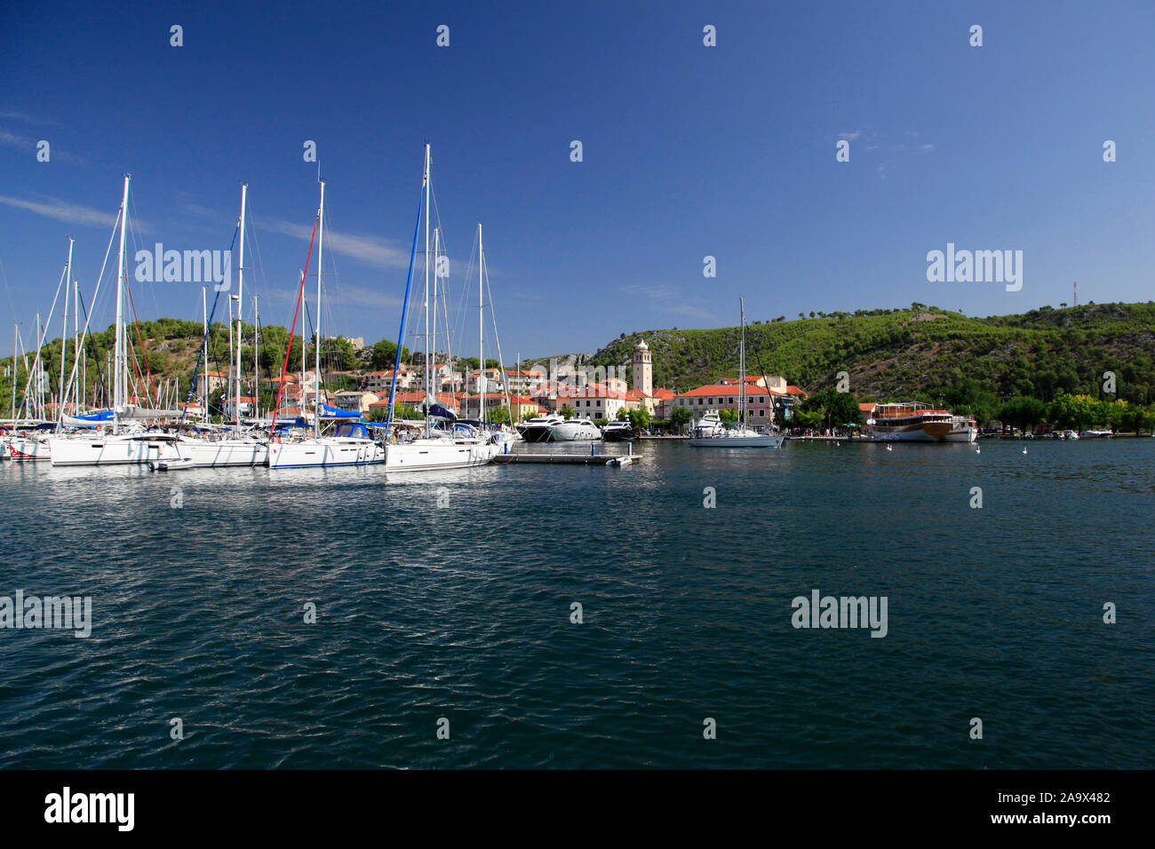 Blick auf das mit Segelbooten Hafenbecken und Motoryachten von der Skradin Krka Krka, Nationalpark, Kroatien Banque D'Images