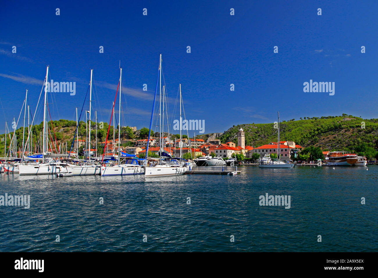 Blick auf das mit Segelbooten Hafenbecken und Motoryachten von der Skradin Krka Krka, Nationalpark, Kroatien Banque D'Images