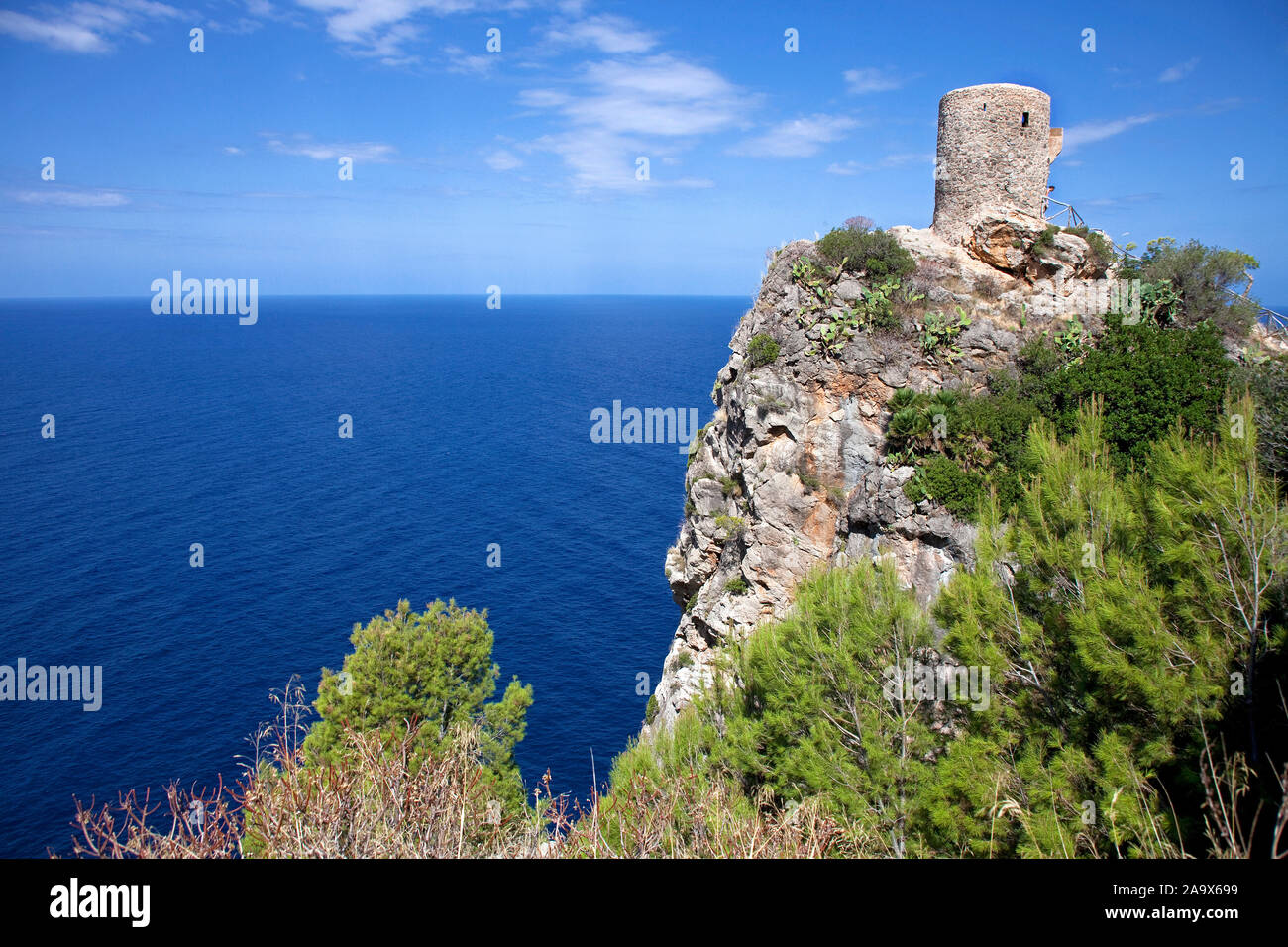 Torre de ses dessins animés, tour historique à la côte escarpée de Banyalbufar, Mallorca, Balerearic, Espagne. Banque D'Images