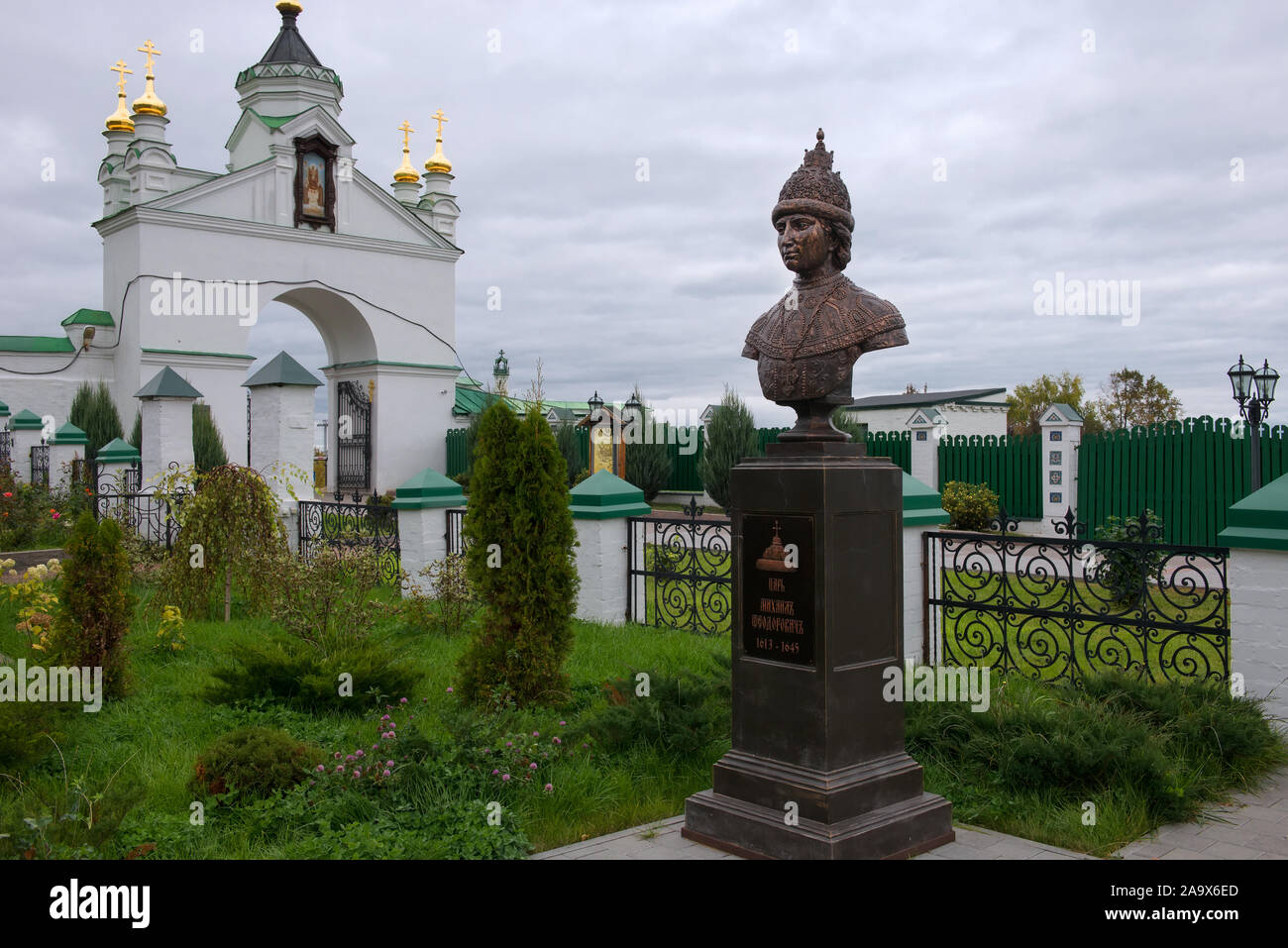 NIZHNY NOVGOROD, Russie - le 28 septembre 2019:Tsar Mikhail Fedorovitch. Vue sur le Monastère de Pechersky Ascension sur un jour d'automne pluvieux. Allée couverte de empero Banque D'Images